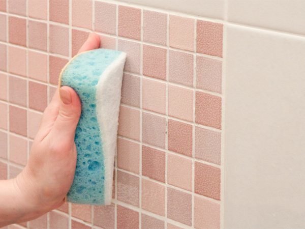 Чистим плитку от раствора.